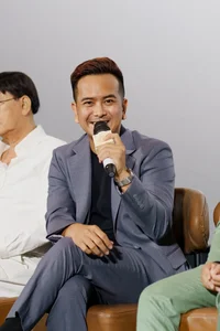 Hung Thuan and Cat Phuong Support the Premiere of the New Song of the South Movie - image 7