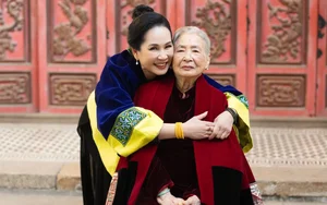 People's Artist Lan Huong Shares Heartwarming Photoshoot with Her Mother - image 1