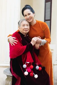 People's Artist Lan Huong Shares Heartwarming Photoshoot with Her Mother - image 7