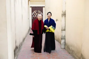 People's Artist Lan Huong Shares Heartwarming Photoshoot with Her Mother - image 6