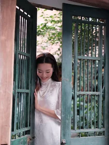 Karen Nguyen radiates timeless elegance in a pure white traditional Ao Dai - image 0
