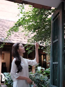 Karen Nguyen radiates timeless elegance in a pure white traditional Ao Dai - image 2