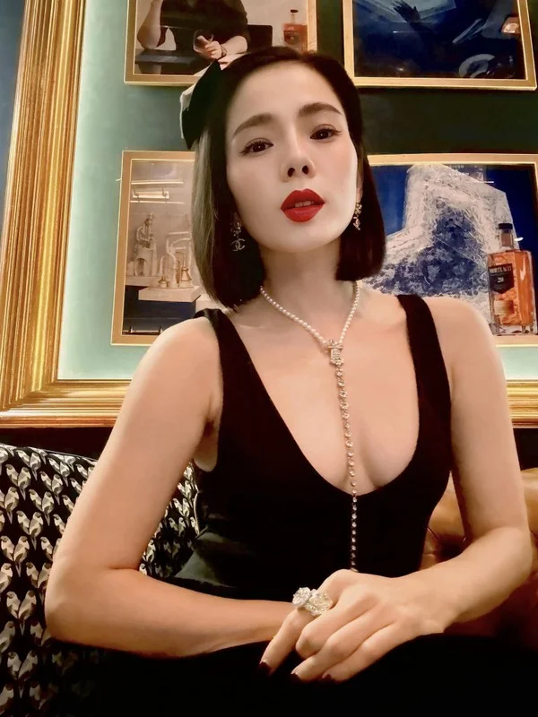 Luxury Street Style and Traditional Elegance: Exploring the Iconic Fashion Choices of Ho Ngoc Ha and H'hen Nie
