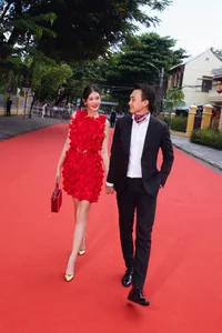 Le Au Ngan Anh Shows Off Slim Figure at 6 Months Pregnant - image 4