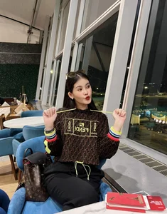 Le Au Ngan Anh Shows Off Slim Figure at 6 Months Pregnant - image 2