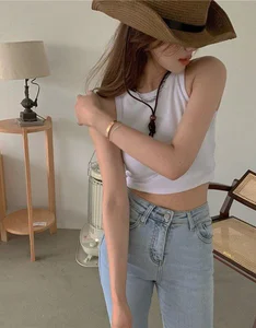 Actor Manh Truong's Wife Rocks Youthful Style After Fashion Criticism - image 14