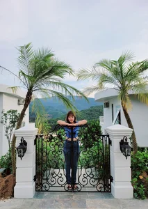 Actor Manh Truong's Wife Rocks Youthful Style After Fashion Criticism - image 10