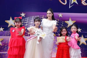 Elegant MC Thanh Mai Inspires Young Talents at the Children's Public Speaking Contest - image 3