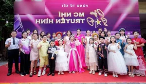 Elegant MC Thanh Mai Inspires Young Talents at the Children's Public Speaking Contest - image 2