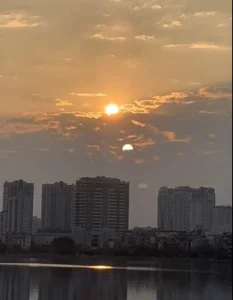 Rare Atmospheric Phenomenon: 'Two Suns' Appear Over Hanoi’s West Lake - image 3