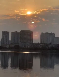 Rare Atmospheric Phenomenon: 'Two Suns' Appear Over Hanoi’s West Lake - image 2
