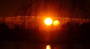 Rare Atmospheric Phenomenon: 'Two Suns' Appear Over Hanoi’s West Lake - image 1
