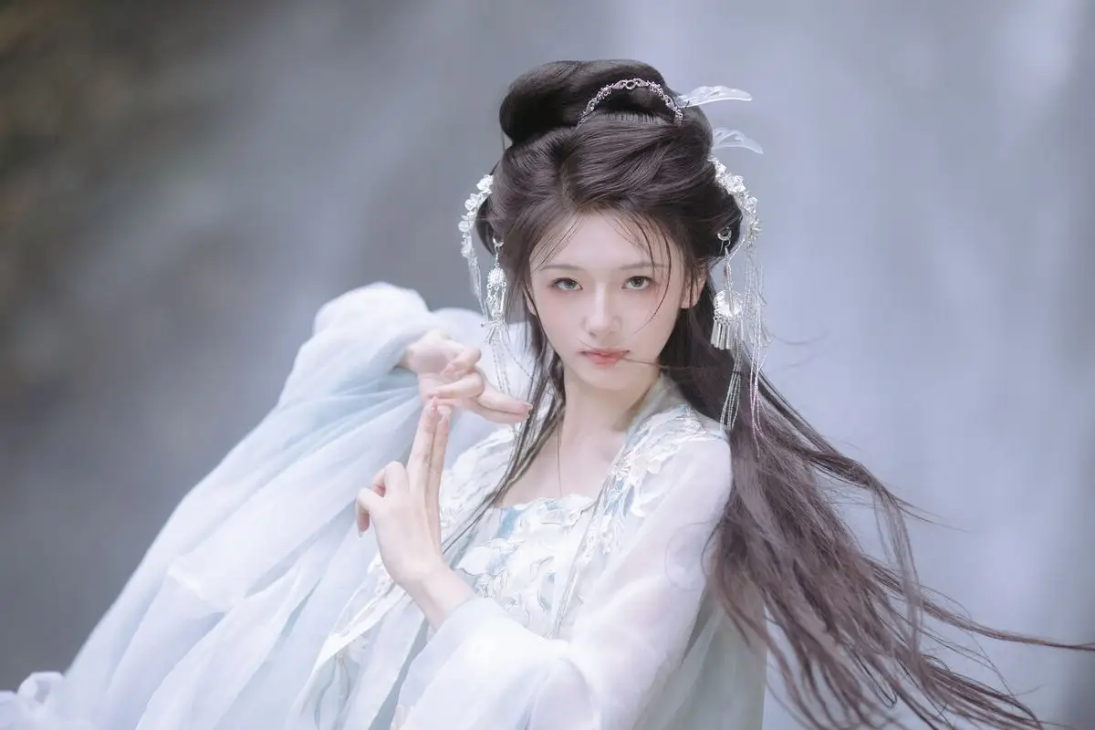 YiTuYu Vol.8709: Chi Yan Zai Zhe Li - Ethereal Beauty of a Wuxia Legend