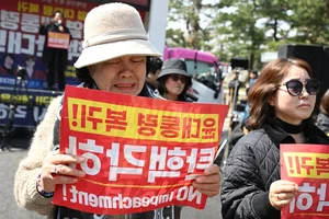 South Korean President Yoon Suk-yeol Impeached Amid Political Crisis - image 3