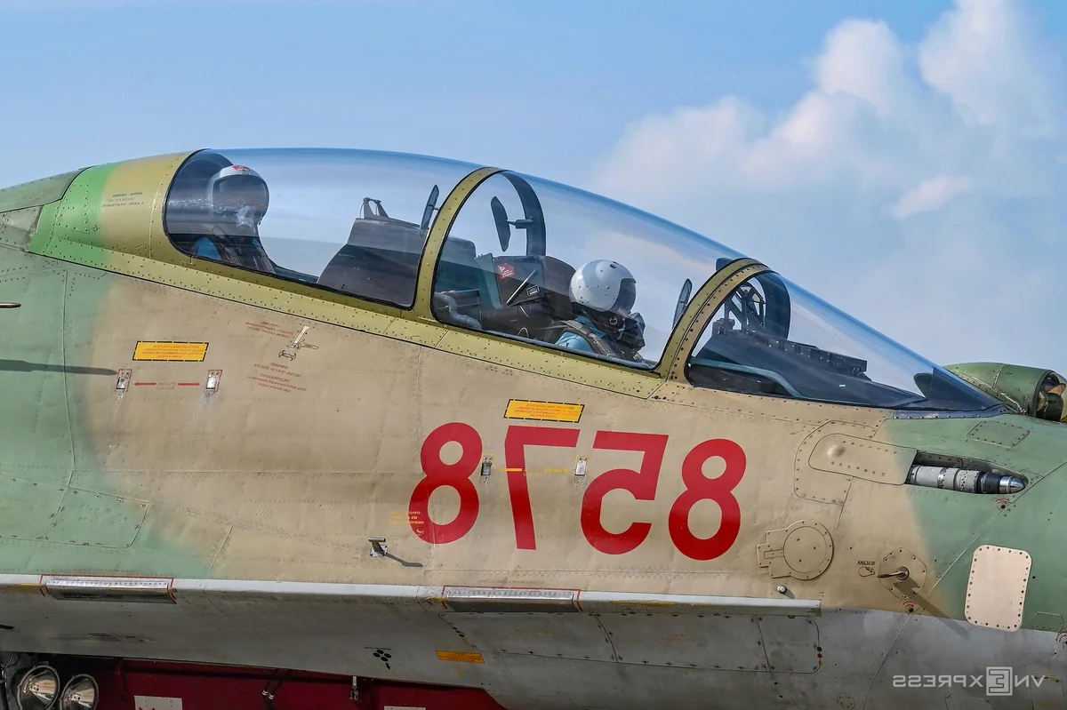 Majestic Aerial Displays: Fighter Jets Perform Complex Formations Over Northern Vietnam Skies