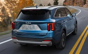 Kia Sorento 2025 Arrives in Vietnam: Will It Feature a Hybrid Engine? - image 2