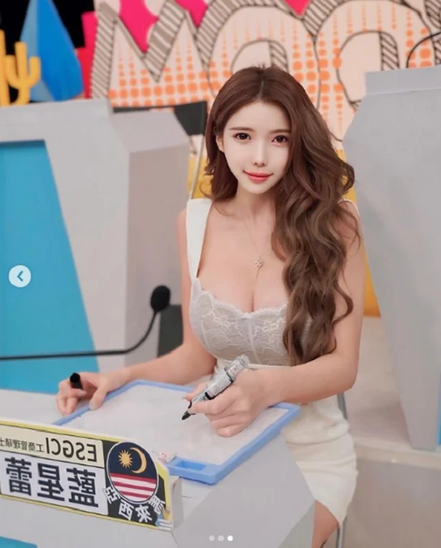 Singaporean Influencer Captivates in Traditional Vietnamese Ao Dai: A Stunning Fashion Gallery