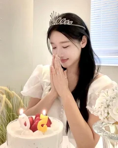 Ageless Beauty: The 50-Year-Old Mother Often Mistaken for Her Daughter’s Sister - image 3