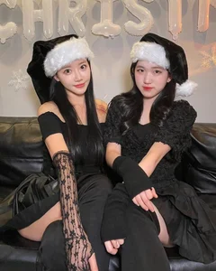 Ageless Beauty: The 50-Year-Old Mother Often Mistaken for Her Daughter’s Sister - image 7