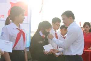 Binh Dinh Inaugurates Coastal National Flag Road in Quy Nhon City - image 7