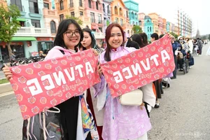 Fans Crowd the Concert 'Anh Trai Vuot Ngan Chong Gai': A V-Pop Phenomenon - image 4