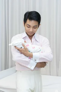 Khanh Thi and Phan Hien Welcome Third Child: A Glimpse of Their Adorable Newborn Daughter - image 1