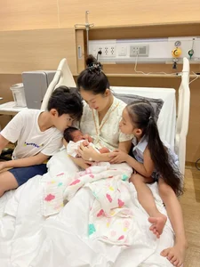 Khanh Thi and Phan Hien Welcome Third Child: A Glimpse of Their Adorable Newborn Daughter - image 2