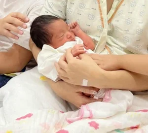 Khanh Thi and Phan Hien Welcome Third Child: A Glimpse of Their Adorable Newborn Daughter - image 0