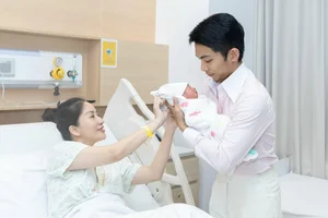 Khanh Thi and Phan Hien Welcome Third Child: A Glimpse of Their Adorable Newborn Daughter - image 7