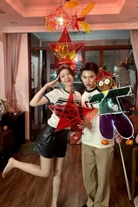 Kha Ngan and Thanh Son Travel Together in Japan While Hong Diem Shines Beside Artist Thu Ha - image 0