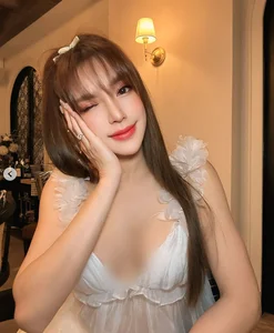 Stunning Doll-Faced Beauty Showcases Bold Fashion and Fiery Figure in New Gallery - image 2