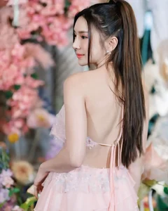 Stunning Doll-Faced Beauty Showcases Bold Fashion and Fiery Figure in New Gallery - image 7
