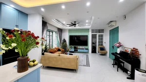 Viet Khue: The Successful VTV Commentator Living His Best Life in a Grand Villa - image 5