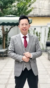 Viet Khue: The Successful VTV Commentator Living His Best Life in a Grand Villa - image 6