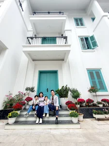 Viet Khue: The Successful VTV Commentator Living His Best Life in a Grand Villa - image 2