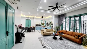 Viet Khue: The Successful VTV Commentator Living His Best Life in a Grand Villa - image 4