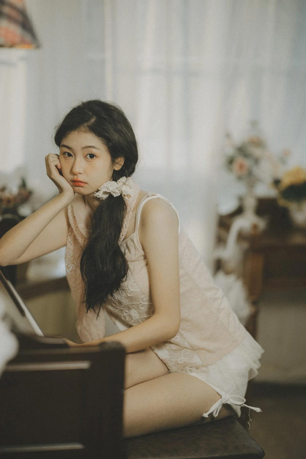 YiTuYu Art Language Vol.6123 Xiao Jing: A Masterclass in Artistic Portraiture and Visual Elegance
