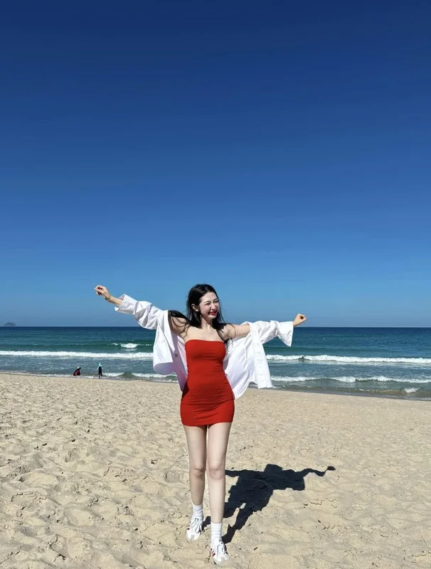 Khong Tu Quynh Stuns Fans with Bold Bikini Style: The Evolution of Vietnam’s ‘Strawberry Girl’ into a Fashion Icon