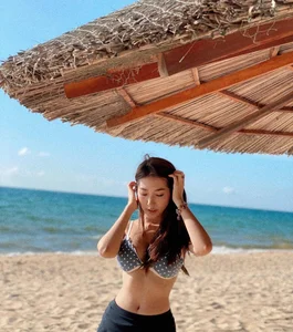Khong Tu Quynh Stuns Fans with Bold Bikini Style: The Evolution of Vietnam’s ‘Strawberry Girl’ into a Fashion Icon - image 6