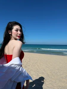 Khong Tu Quynh Stuns Fans with Bold Bikini Style: The Evolution of Vietnam’s ‘Strawberry Girl’ into a Fashion Icon - image 3