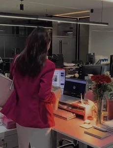 Elegant Office Fashion: The Mystery and Charm of Professional Workwear Style - image 2