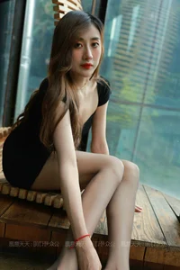 Xia Xia Exudes Elegance in IESS Tight Hip-Hugging Skirt Fashion Series - image 2