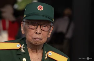 The Emotional Reunion of Soldiers from Two Worlds: A Story of Peace - image 7