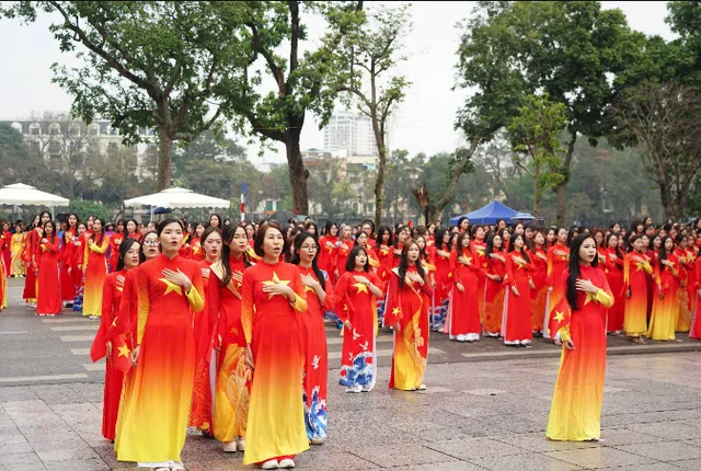 Stunning Visual Tribute: 500 Students Form Vietnam Map in Red Ao Dai at Hoan Kiem Lake