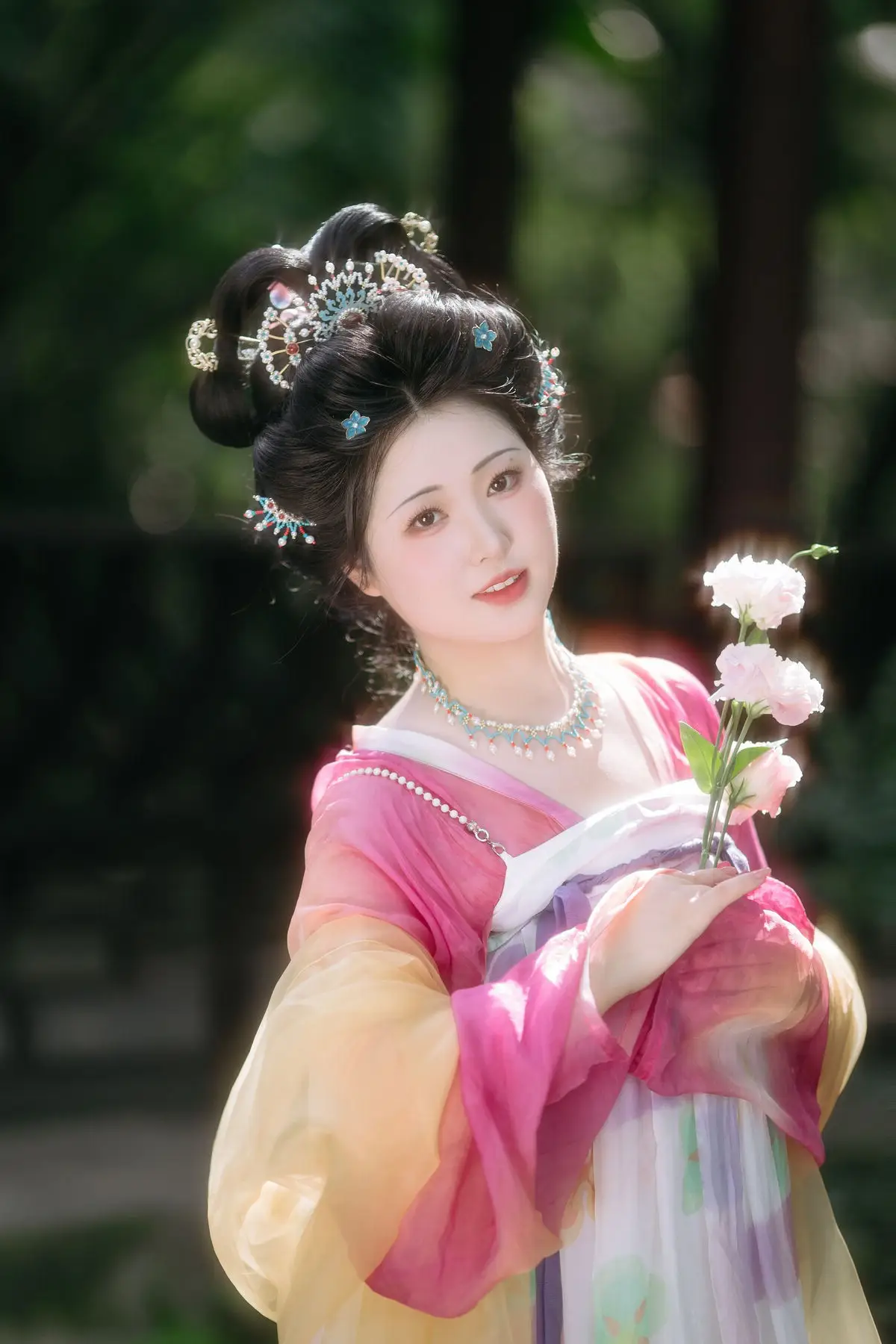 YiTuYu Vol.8697: Zi Xiao Xun – Elegant Hanfu Beauty Blooms in a Timeless Garden Scene