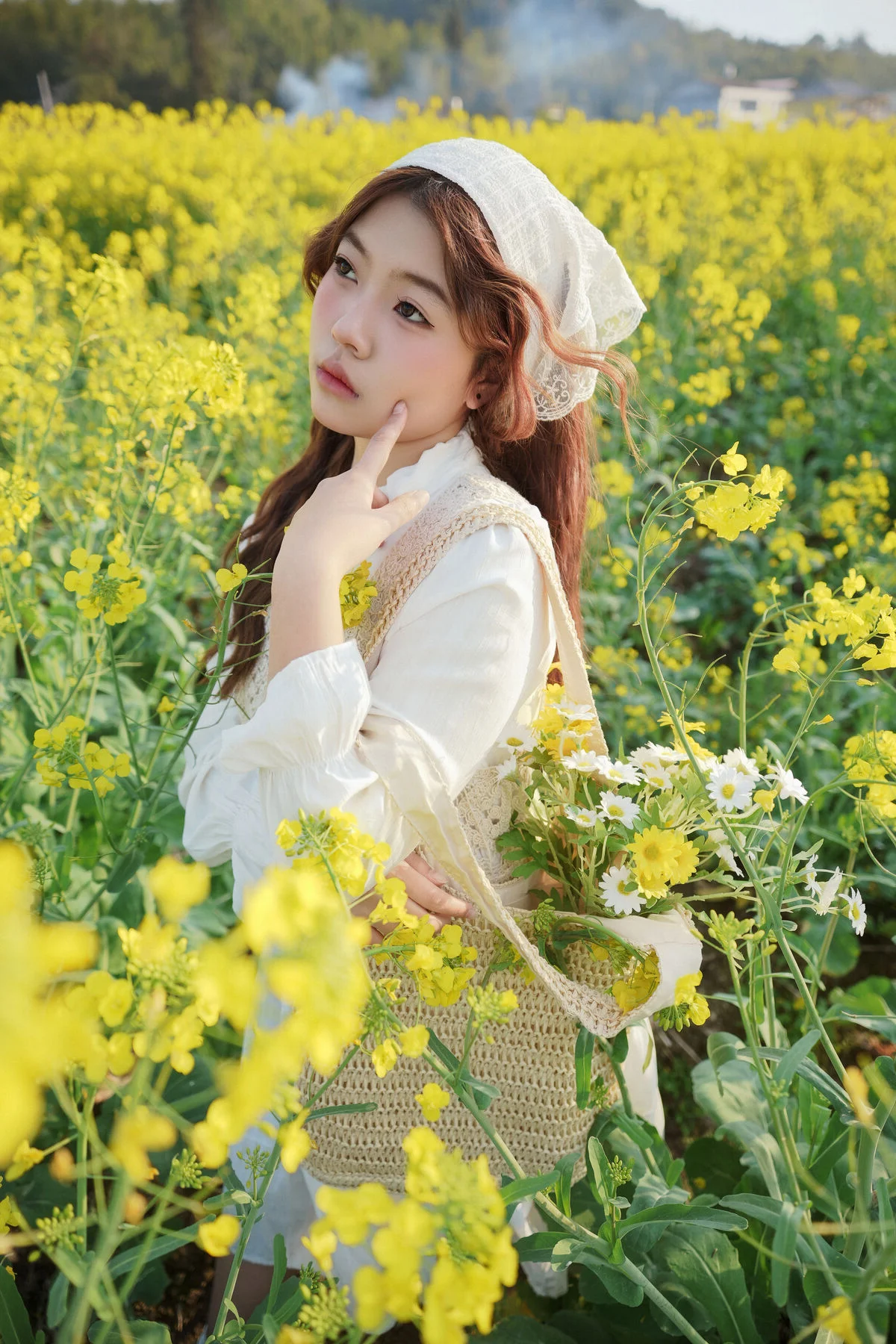 Jing Jing Yi Features in YiTuYu Art Language Vol.10084: An Extensive 40-Page Editorial Gallery