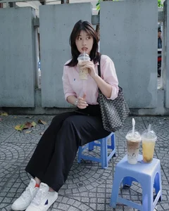 Vietnamese Celebrities Embrace the 'Quiet Luxury' Handbag Trend - image 0