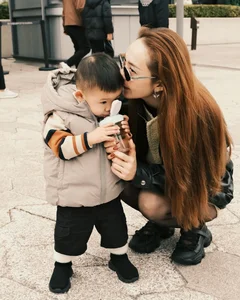 Minh Hang’s Radiant Post-Motherhood Glow: A Blend of Elegance, Family, and Luxury - image 4