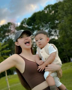 Minh Hang’s Radiant Post-Motherhood Glow: A Blend of Elegance, Family, and Luxury - image 9