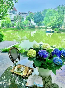 Inside a Floral Paradise: Exploring the Luxurious Villa and Stunning Gardens of a Famous Star - image 6